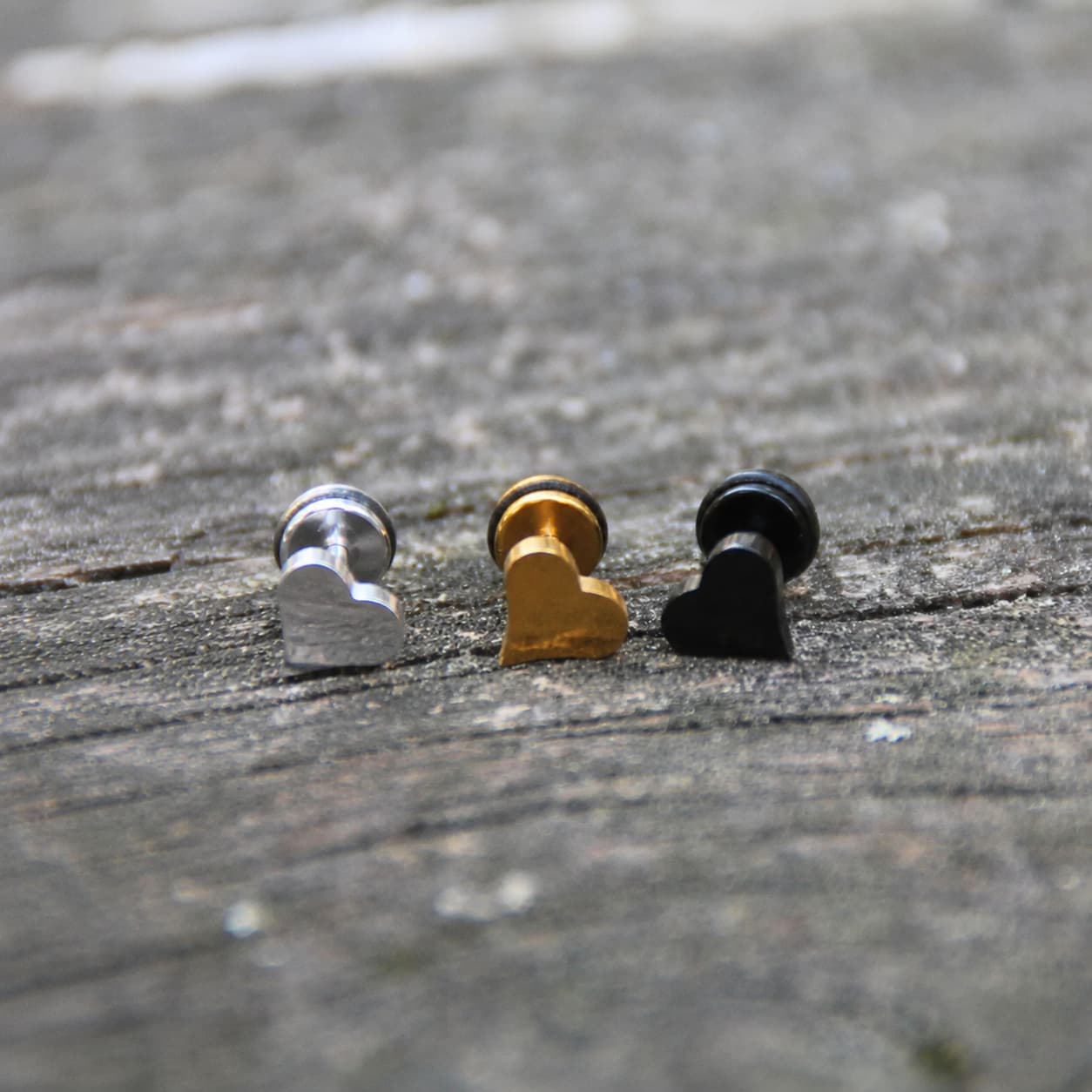 Trio de boucles d'oreilles forme coeur en acier inox. Finition dorée argentée ou noire.