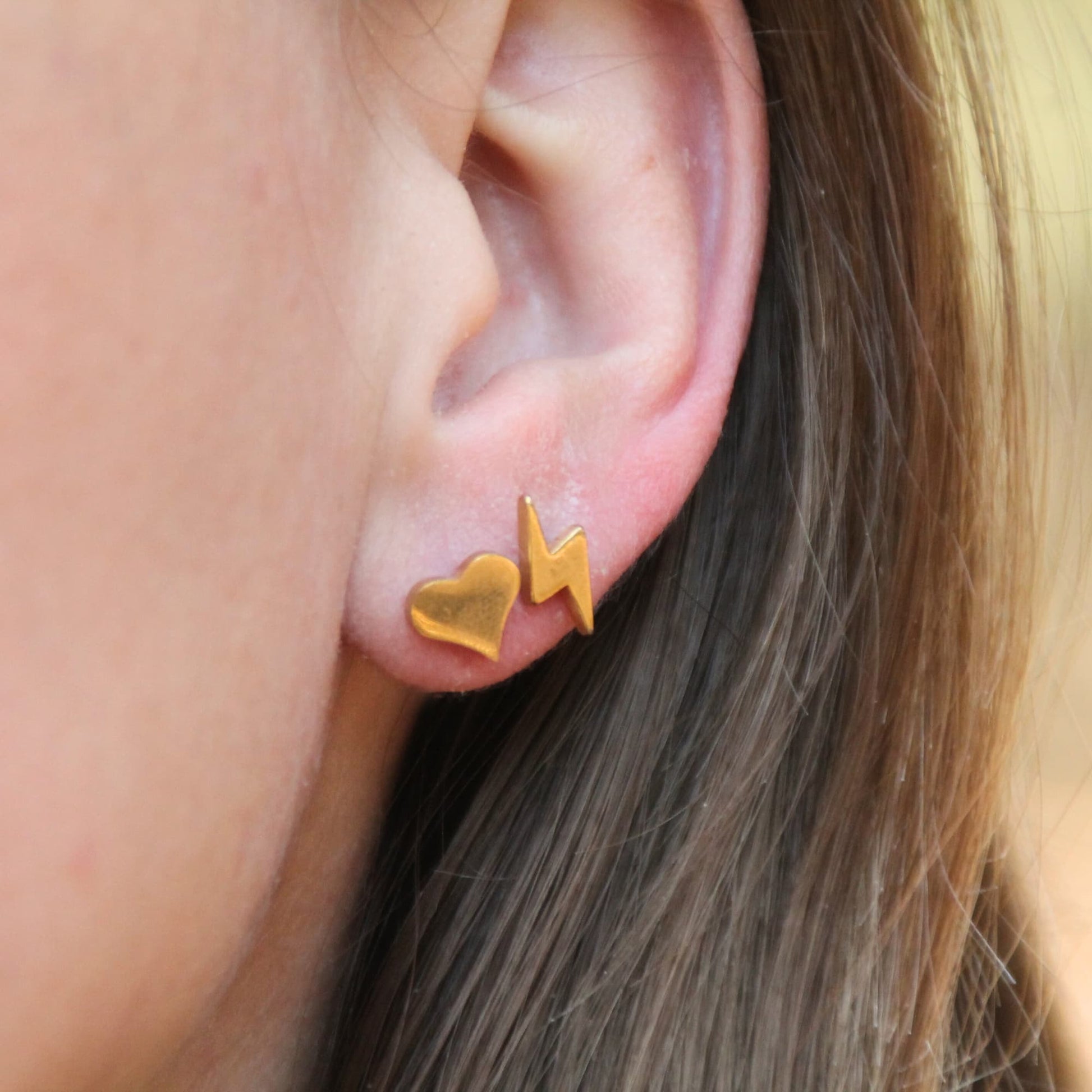 Duo de boucles d'oreilles puces en acier inox en forme de coeur et éclair, idéales pour motard.