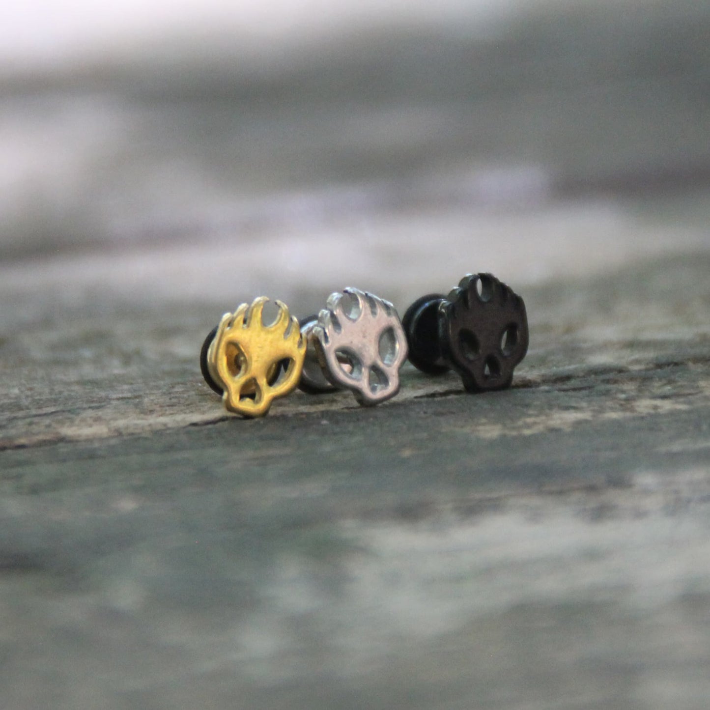 Boucles d'oreilles crane en feu troi couleurs au choix : noir, doré ou argent