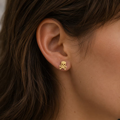 Boucles d'oreilles crane pirate doré porté par une motarde