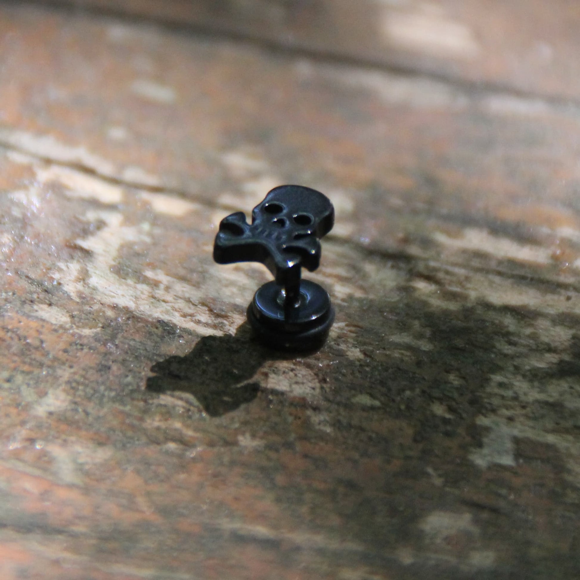 Boucles d'oreilles crane pirate noir pour motard