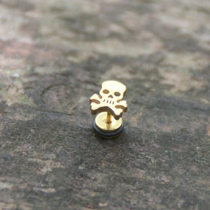 Zoom sur les boucles d'oreilles crane pirate doré en acier inox