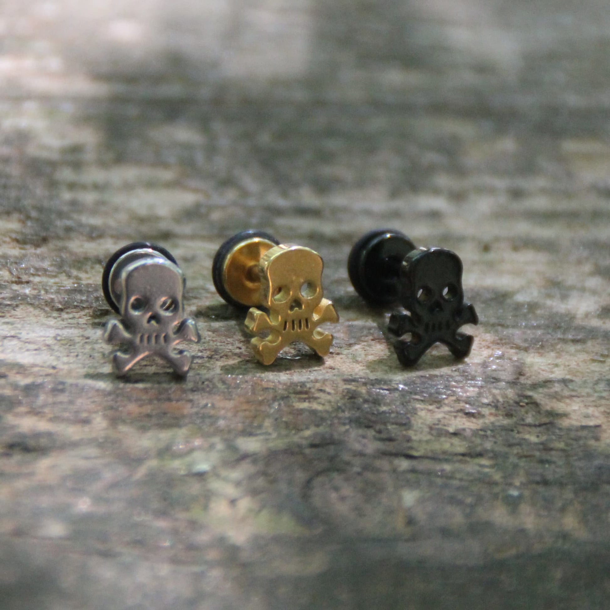 Boucles d'oreilles crane pirate en acier inoxydable avec embout plat et vissé. Parfait pour motard et motarde pour porter avec le casque de moto