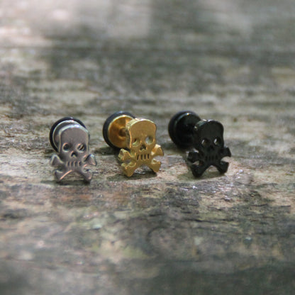 Boucles d'oreilles crane pirate en acier inoxydable avec embout plat et vissé. Parfait pour motard et motarde pour porter avec le casque de moto