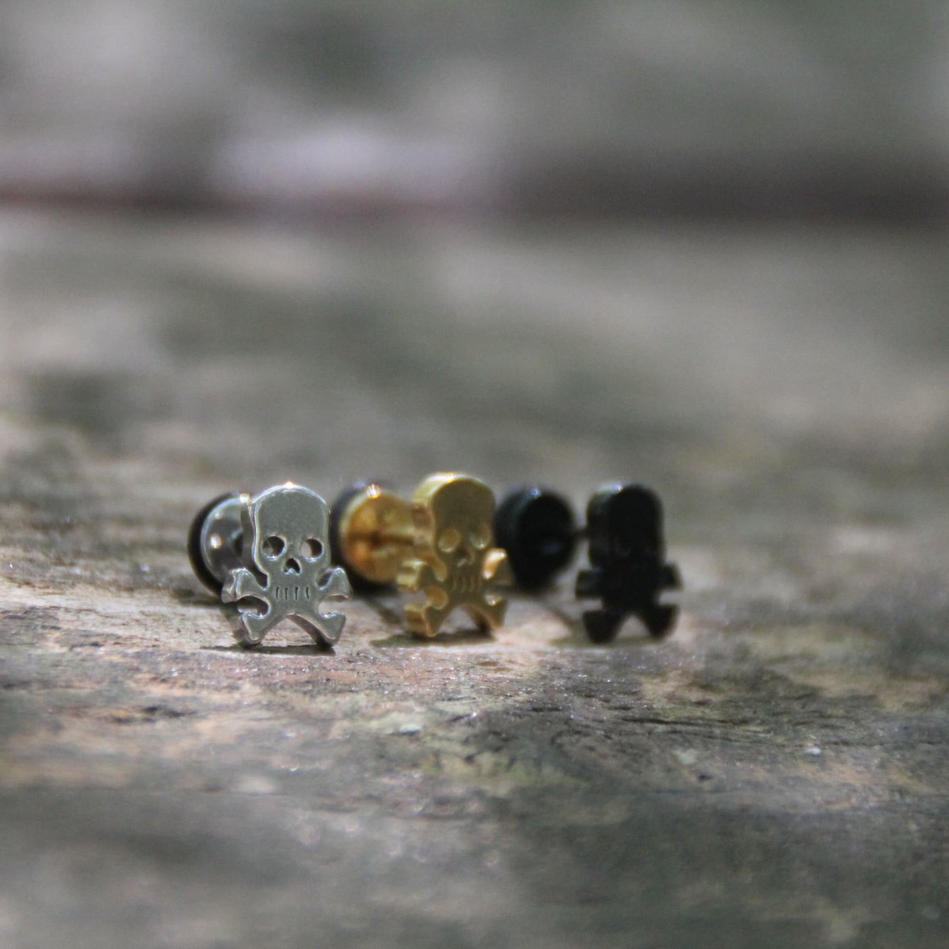 Boucles d'oreilles crane pirate trois coloris au choix