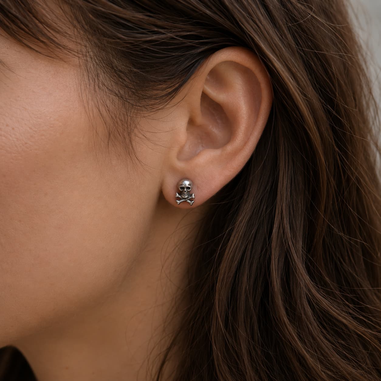 Boucles d'oreilles crane pirate en relief avec embout plat et vissé