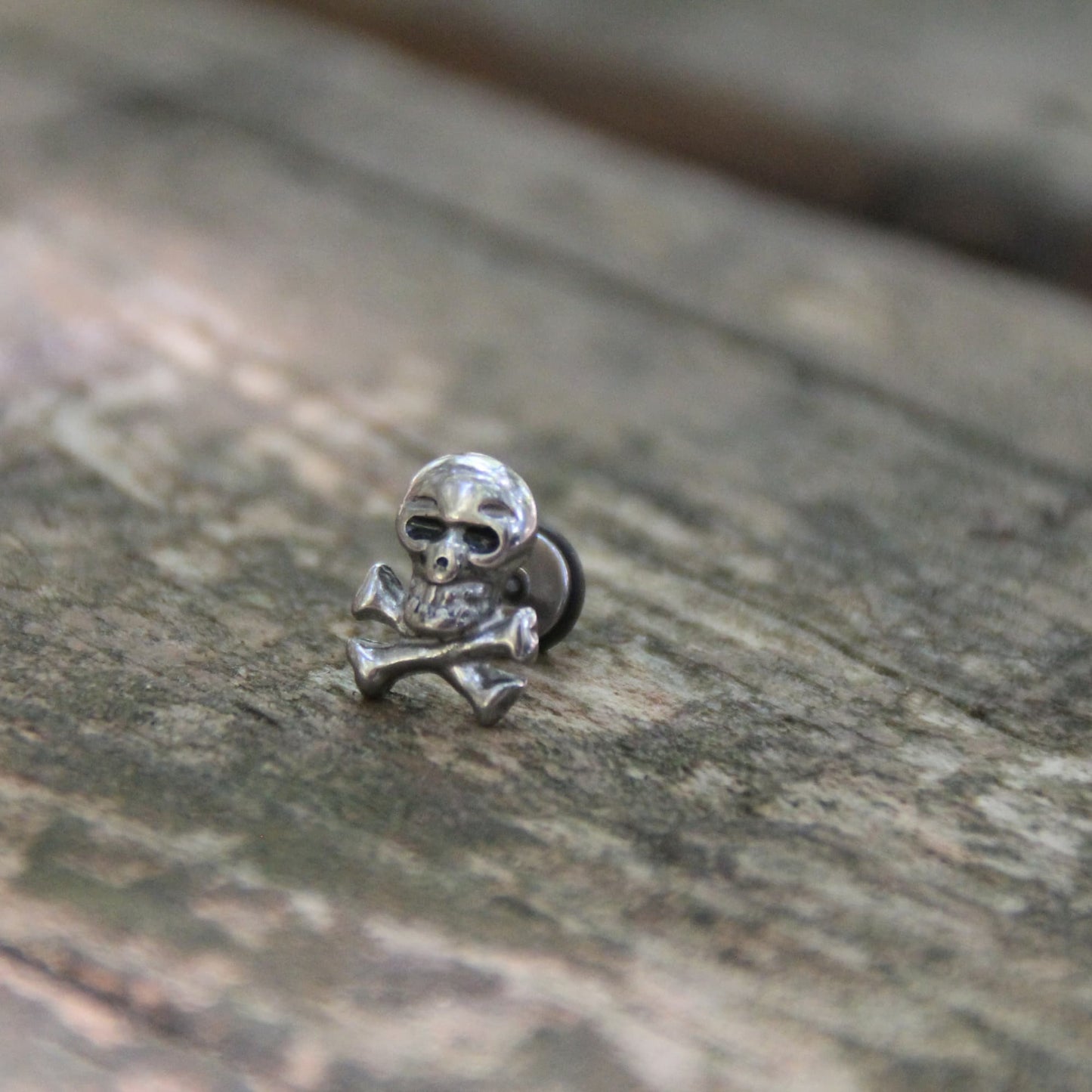 Boucles d'oreilles crane pirate en relief en acier inox argenté