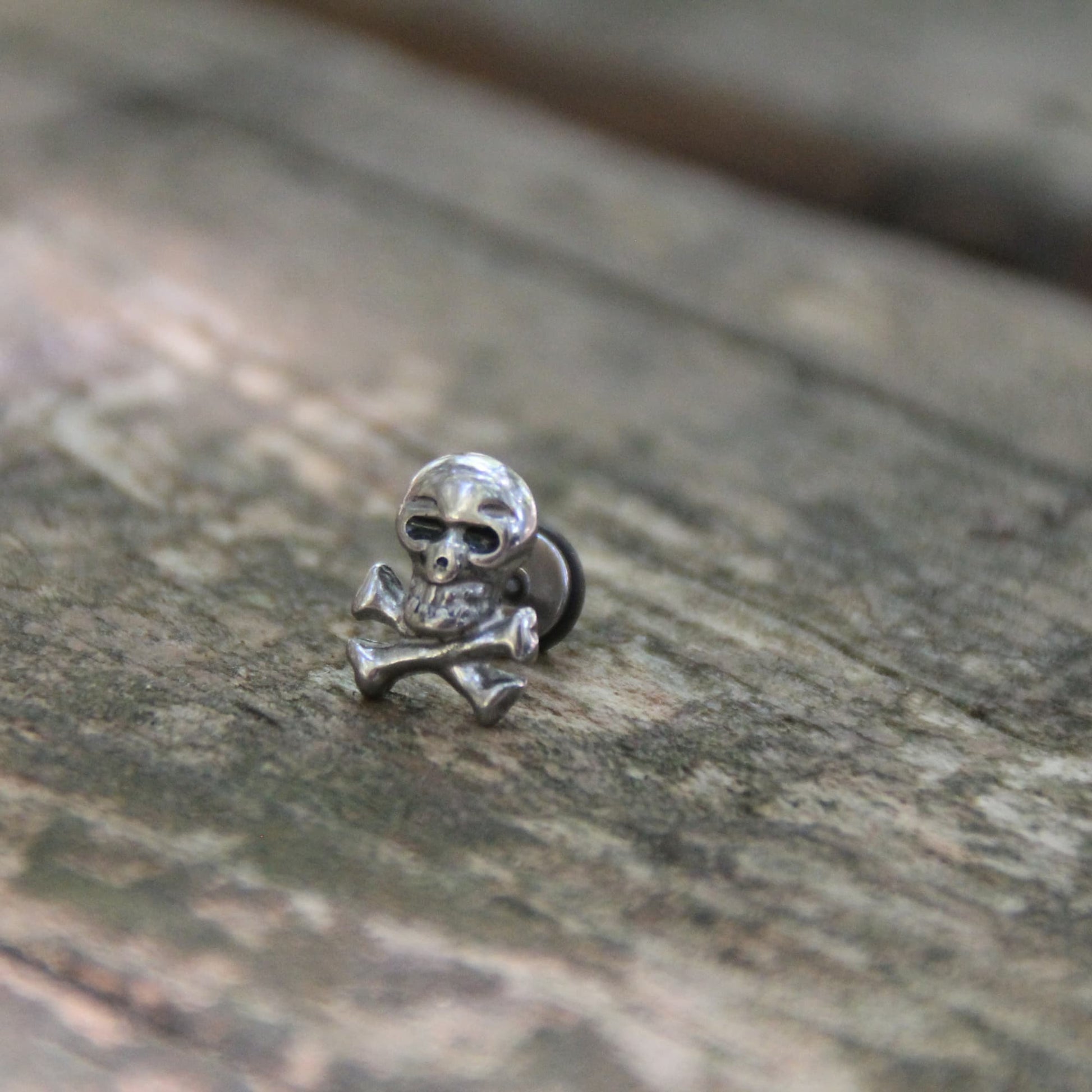 Boucles d'oreilles crane pirate en relief en acier inox argenté