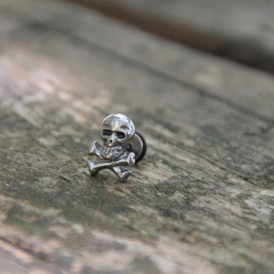 Boucles d'oreilles crane pirate en relief en acier inox argenté