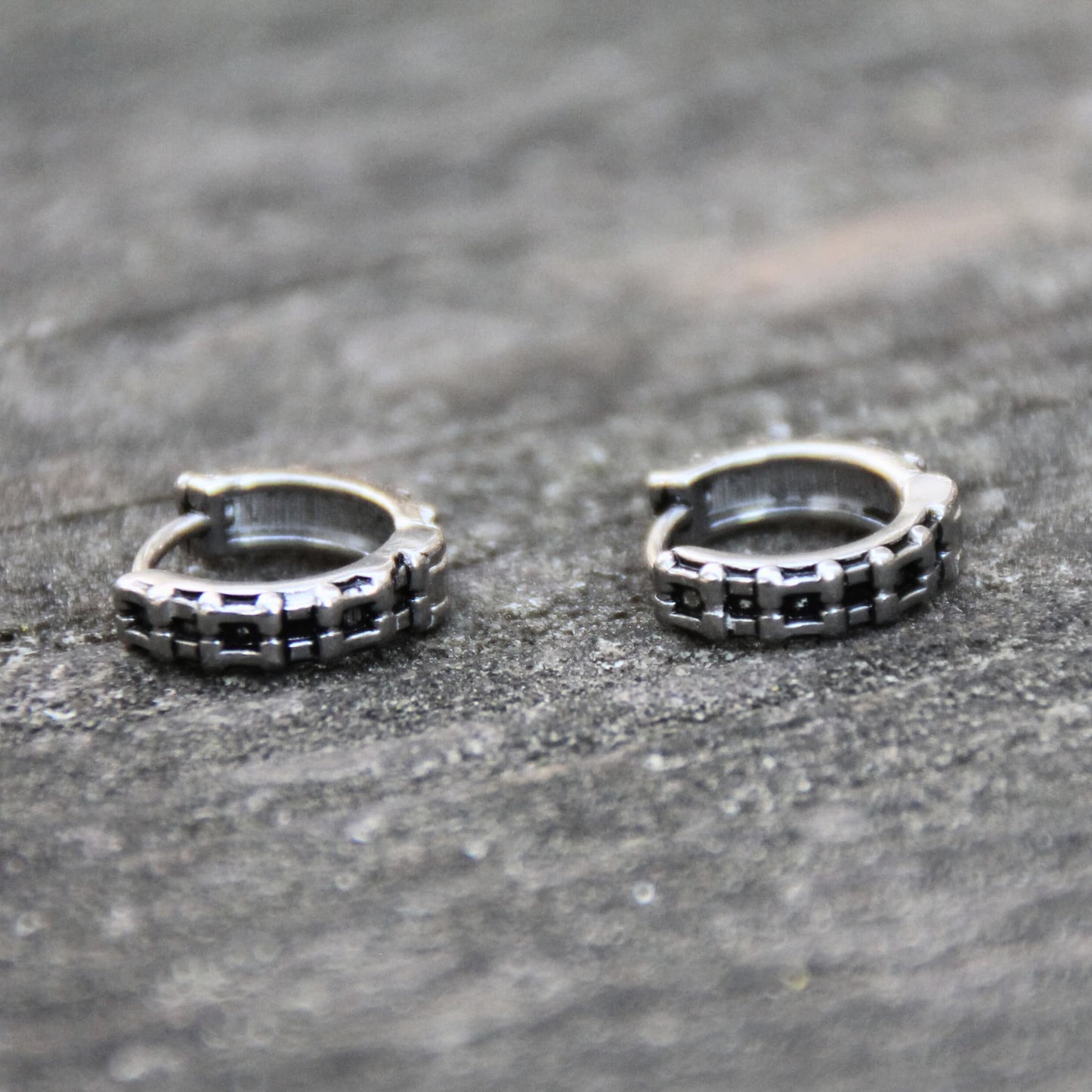 Boucles d'oreilles mini créoles en acier inox en chaine de moto. Anneau completement fermé.