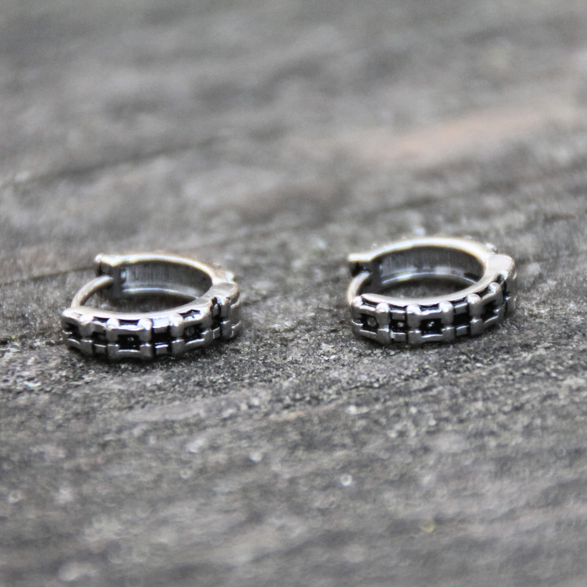 Boucles d'oreilles mini créoles en acier inox en chaine de moto. Anneau completement fermé.