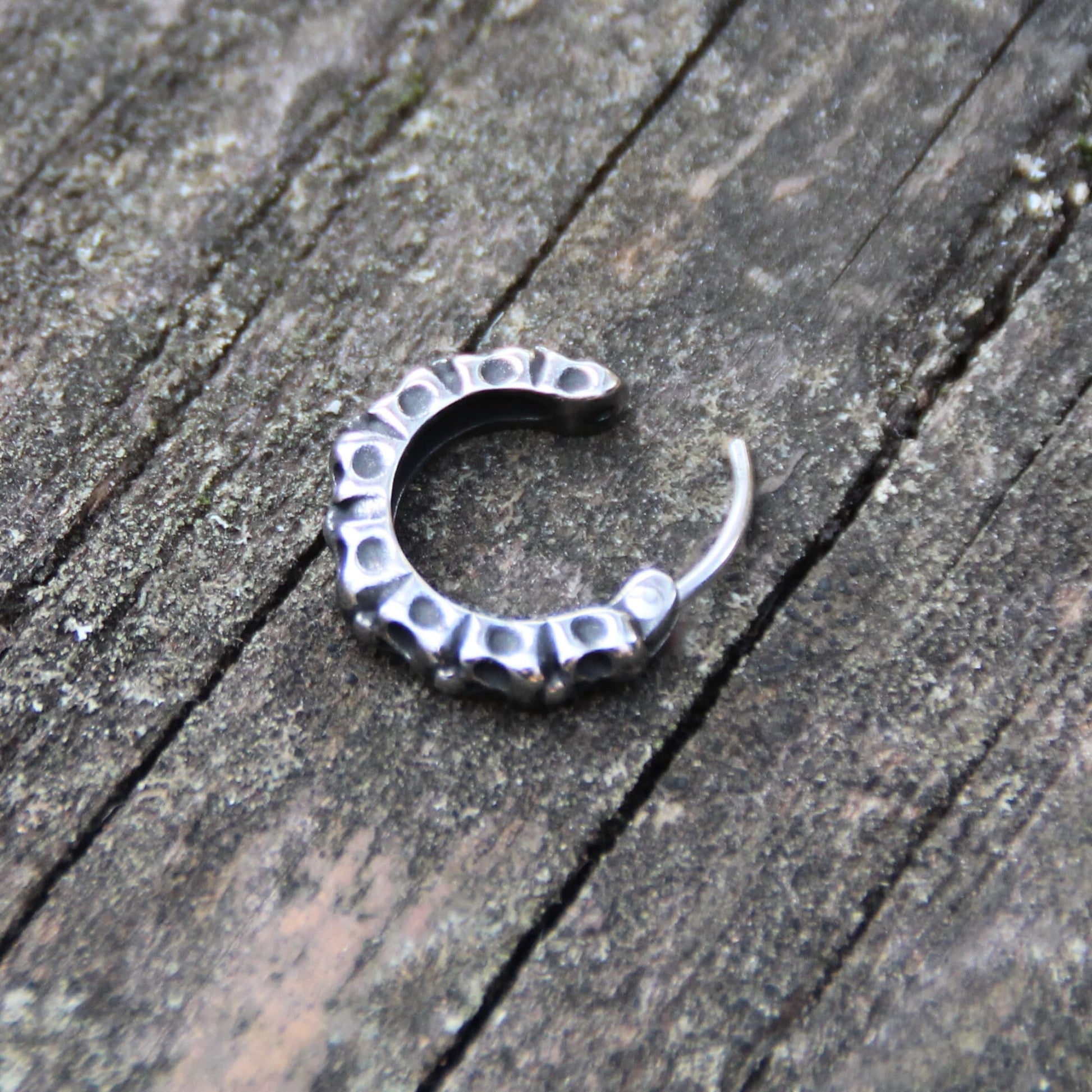 Système d'attache des boucles d'oreilles mini créoles en acier inox crânes. Anneau fermé.