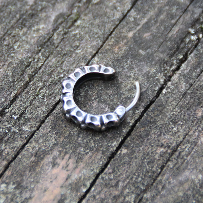 Système d'attache des boucles d'oreilles mini créoles en acier inox crânes. Anneau fermé.