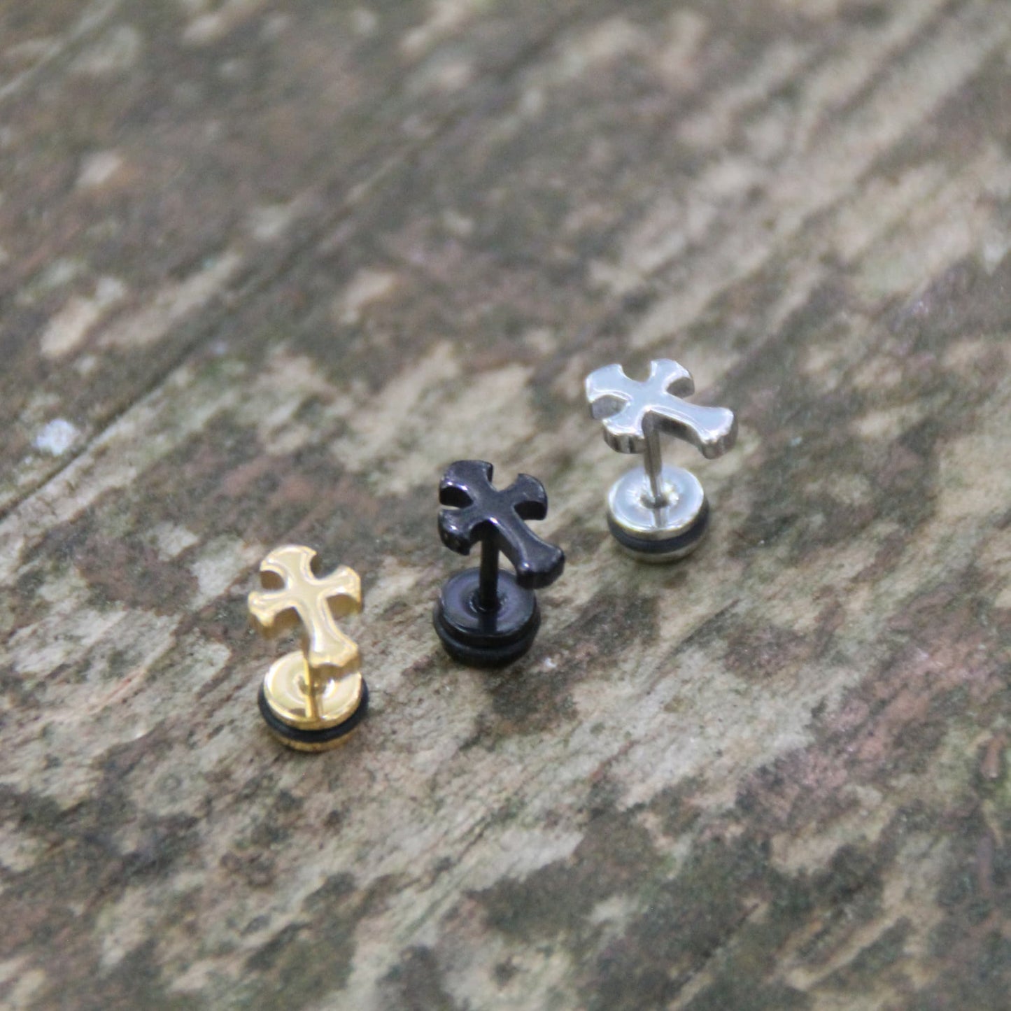 Zoom sur les boucles d'oreilles croix acier inox avec embout plat pour motard