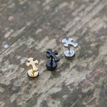 Zoom sur les boucles d'oreilles croix acier inox avec embout plat pour motard