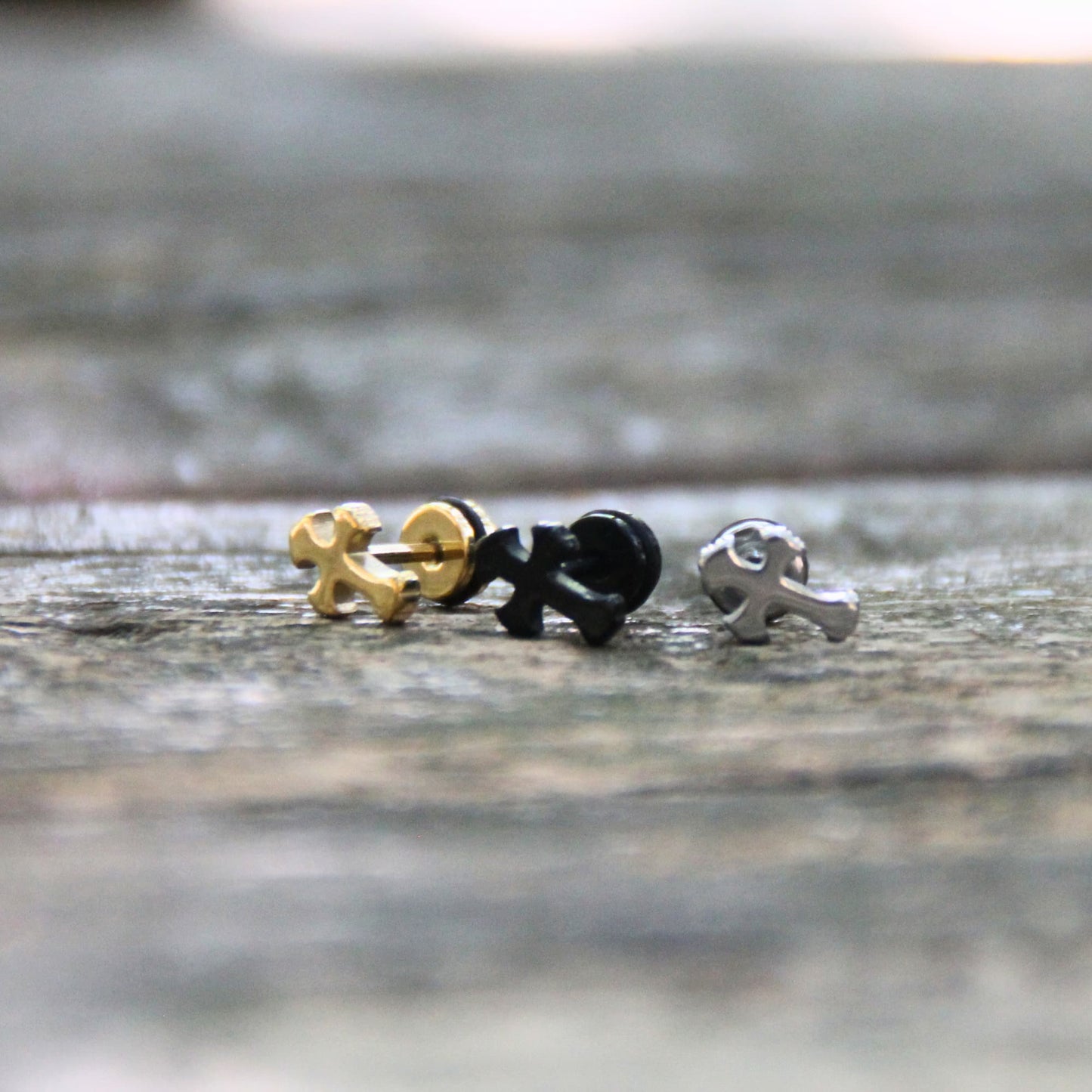 Boucles d'oreilles croix embout plat et vissé spécial casque de moto