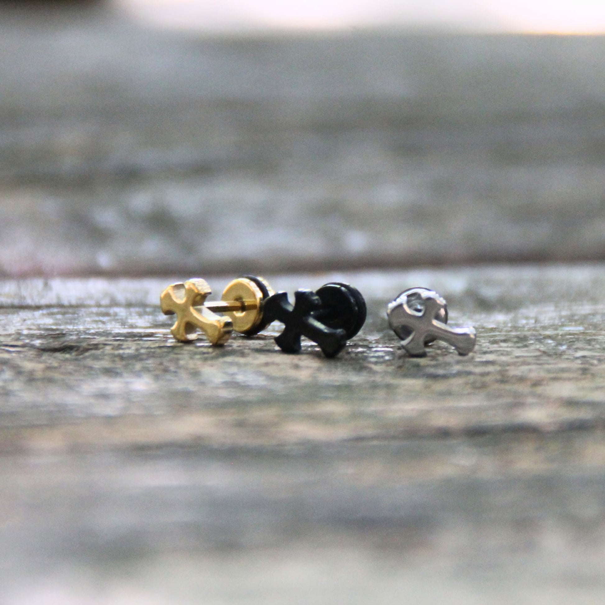 Boucles d'oreilles croix embout plat et vissé spécial casque de moto