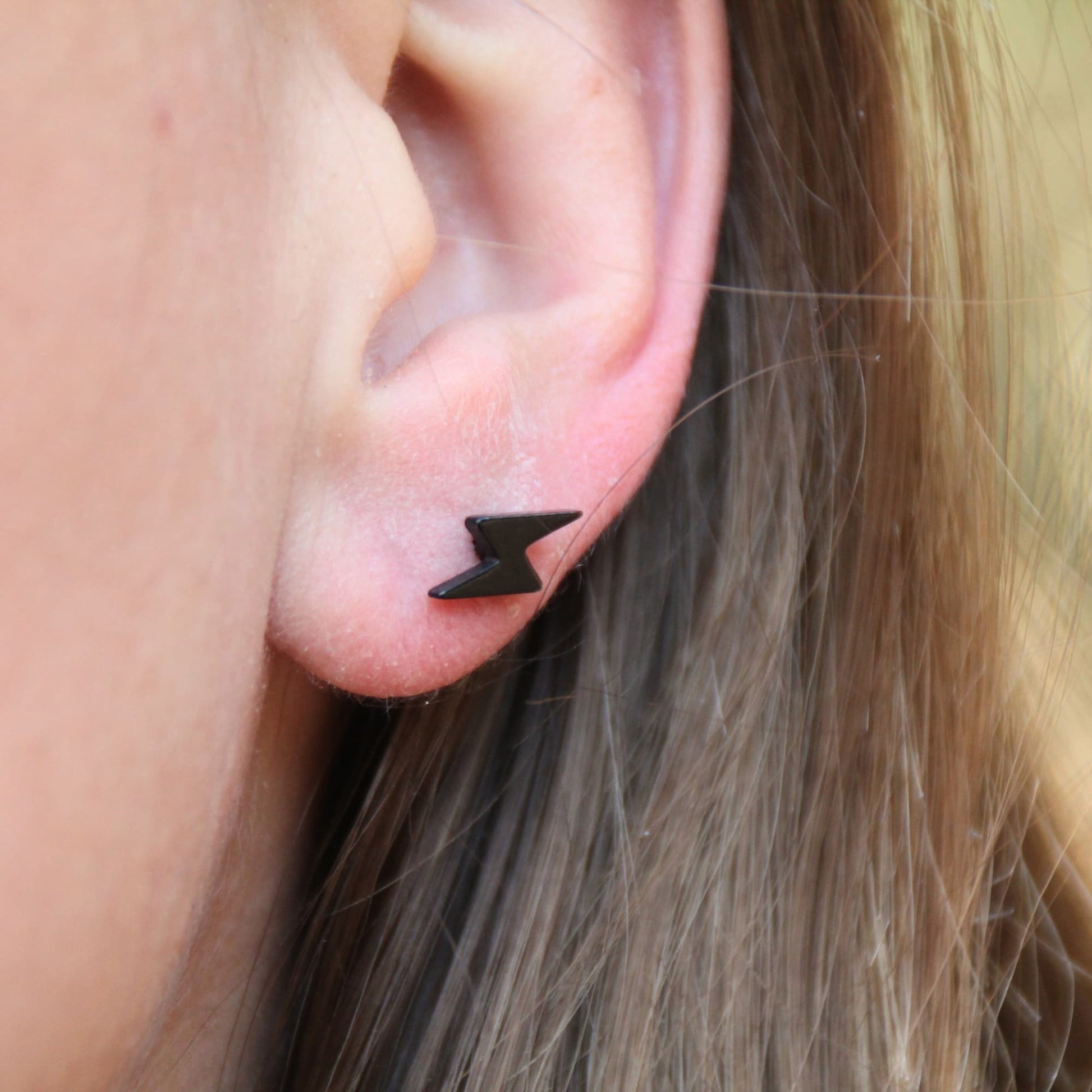 Boucles d'oreilles puces en acier inox en forme d'éclair, idéales pour motard.