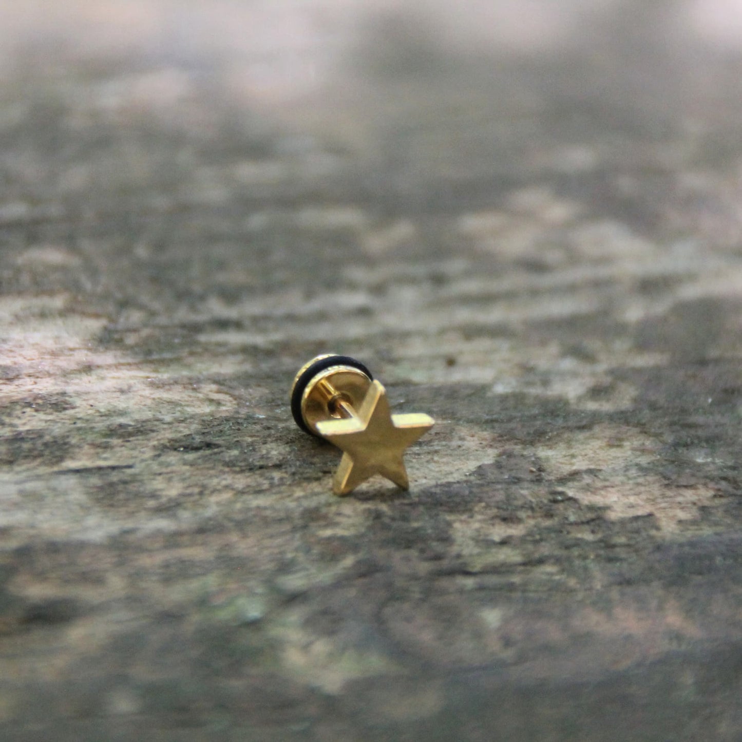 Boucles d'oreilles étoile en acier inox doré. Fermoir plat et vissé. 