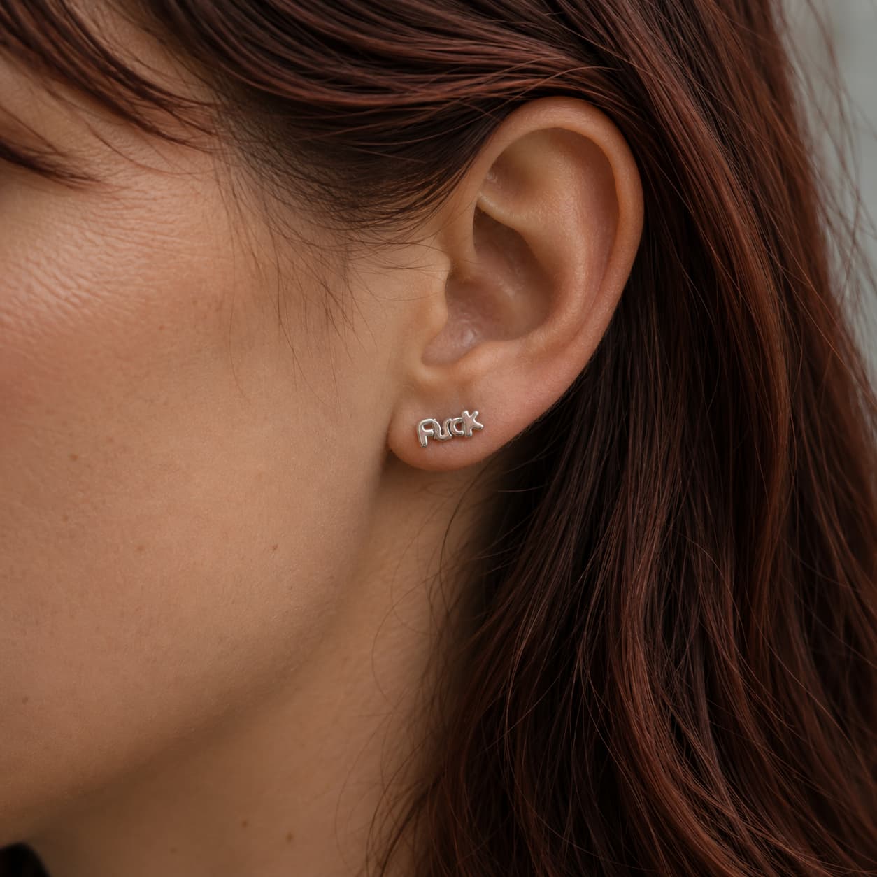 Boucles d'oreilles fuck en acier inoxydable argenté. 