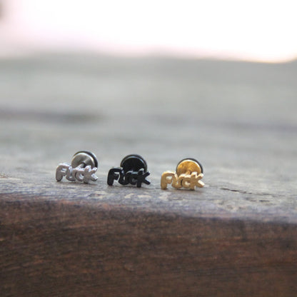 Boucles d'oreilles fuck en acier inoxydable. Embout plat parfait sous un casque de moto.