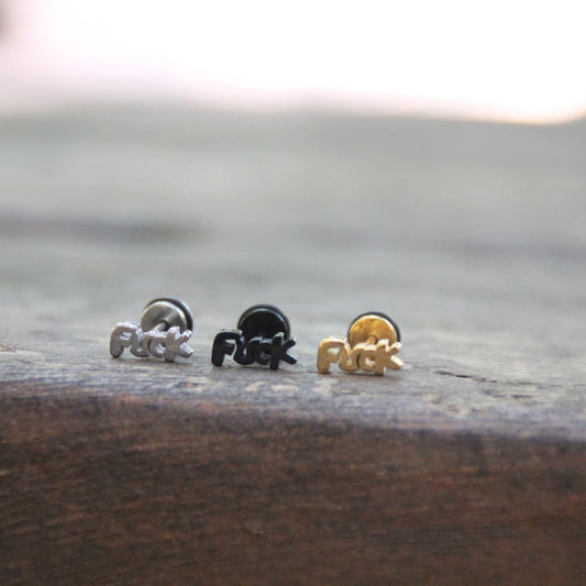 Boucles d'oreilles fuck en acier inoxydable. Embout plat parfait sous un casque de moto.