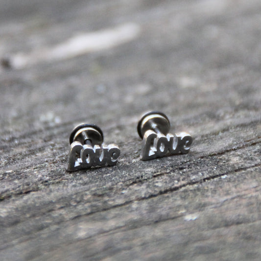 Boucles d'oreilles puces en acier inox LOVE. Embout plat et vissé, parfait pour les motards sous le casque !