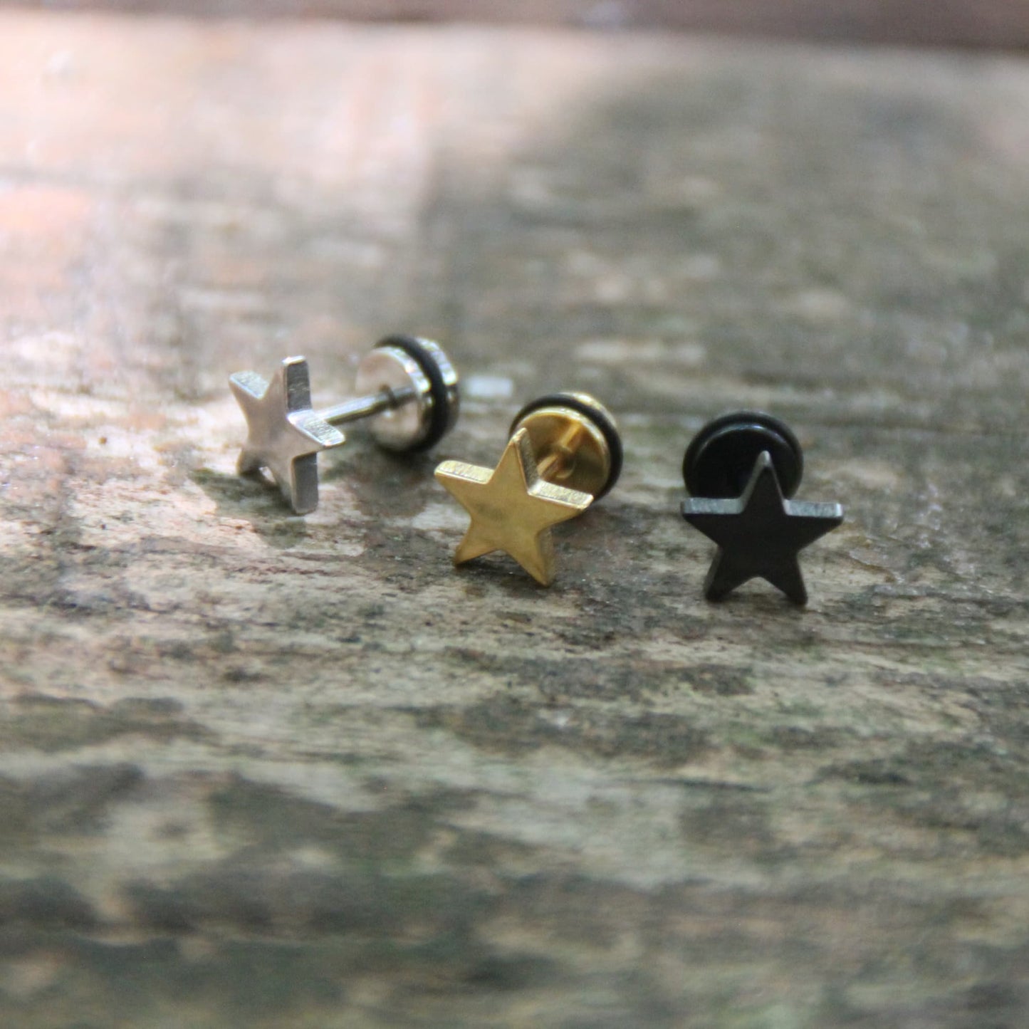 Boucles d'oreilles en acier inox en forme d'étoile. Trois couleurs au choix, argent doré ou noir. 