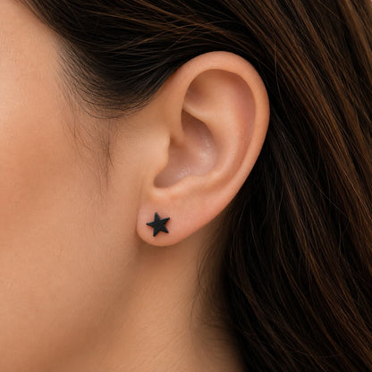 Boucle d'oreille etoile en acier inoxydable noir spécial casque de moto avec son embout plat et vissé.