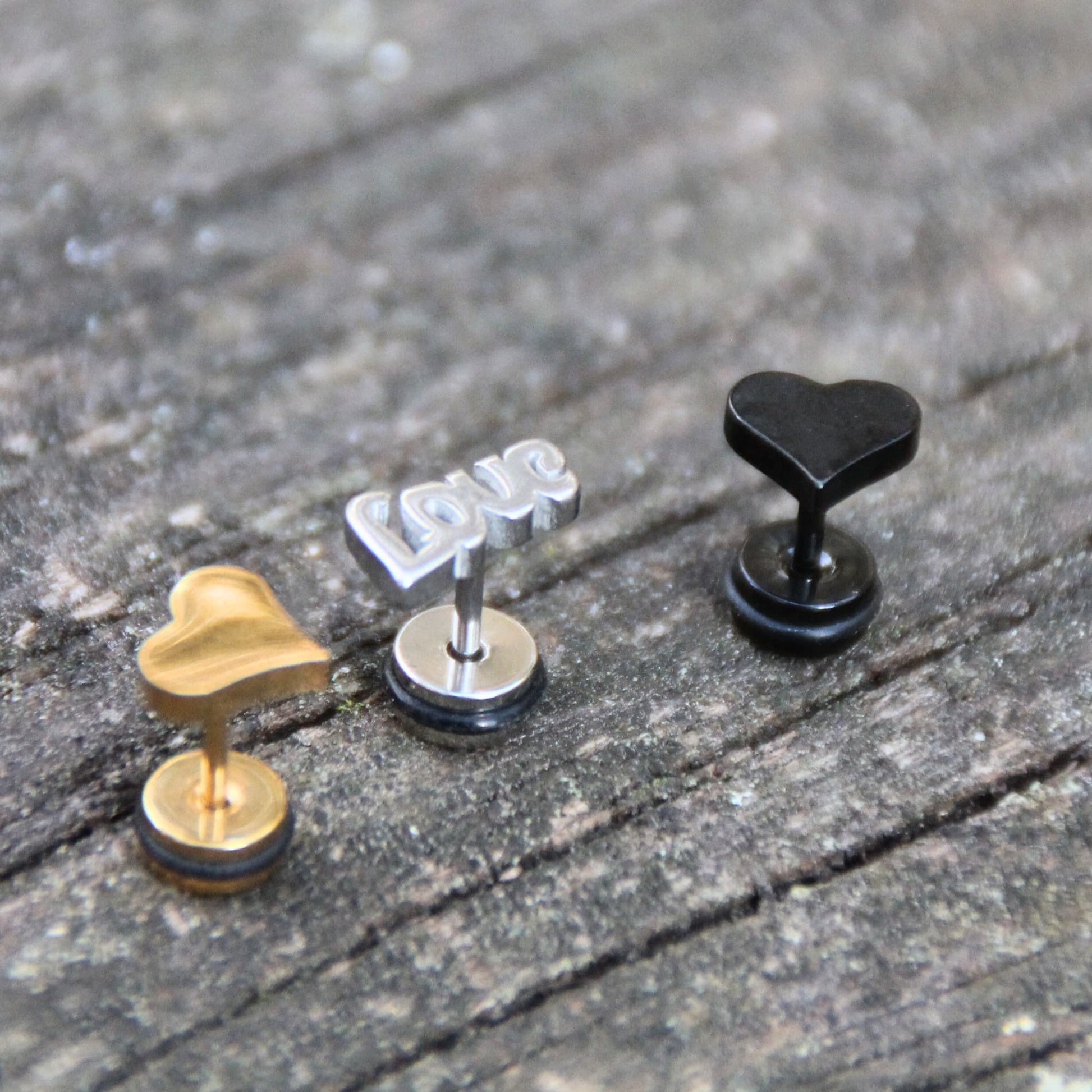 Boucles d'oreilles puces en forme de coeur et LOVE adaptées pour porter sous un casque de moto.