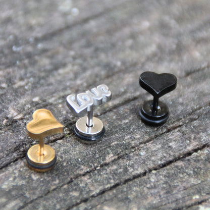 Boucles d'oreilles puces en forme de coeur et LOVE adaptées pour porter sous un casque de moto.