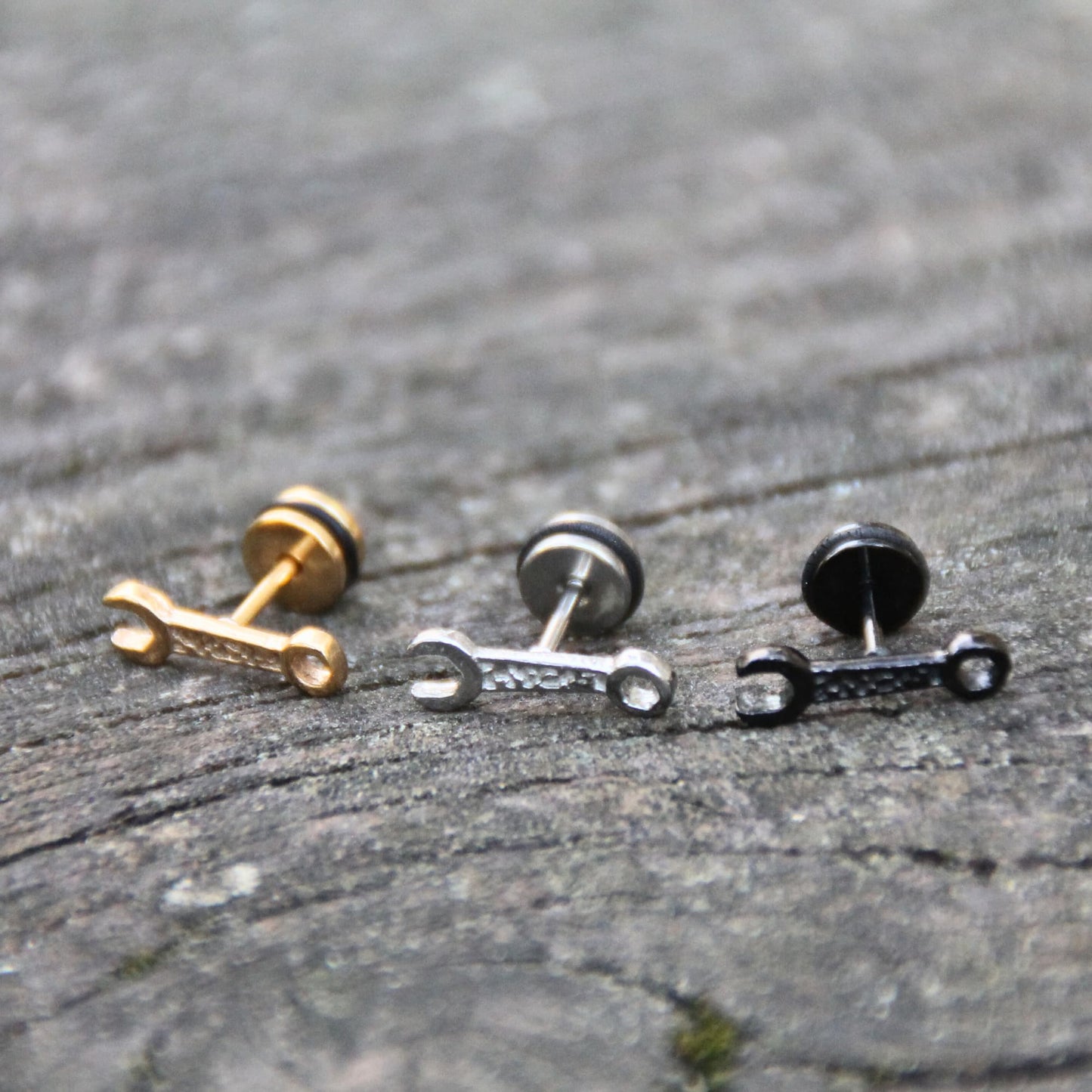 Boucles d'oreilles puces en acier inox en forme de clés mécaniques. Idéales pour porter sous un casque de moto