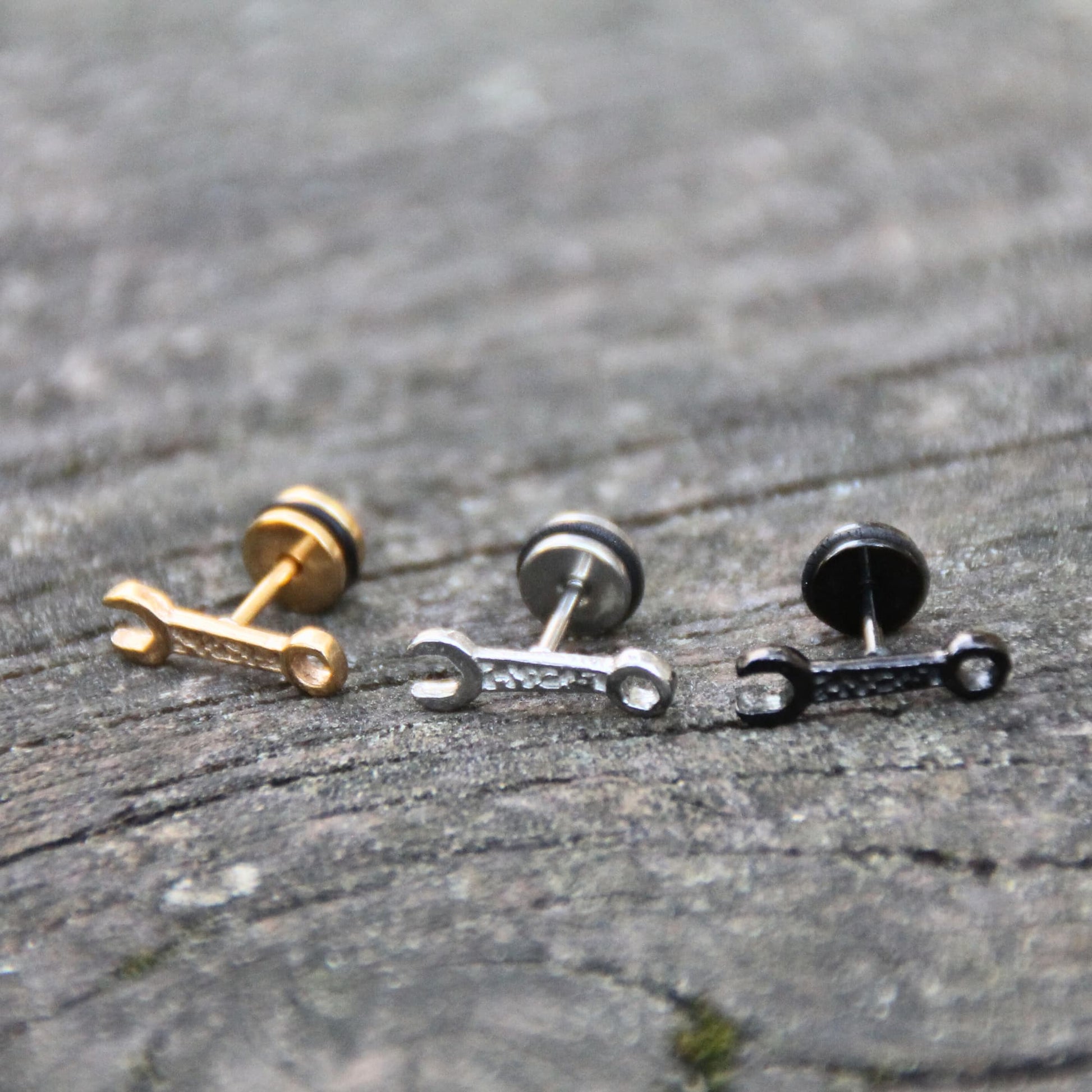 Boucles d'oreilles puces en acier inox en forme de clés mécaniques. Idéales pour porter sous un casque de moto