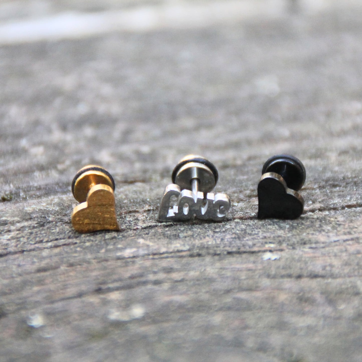 Boucles d'oreilles puces en acier inox LOVE et coeurs. Embout plat et vissé, parfait pour un cadeau motarde