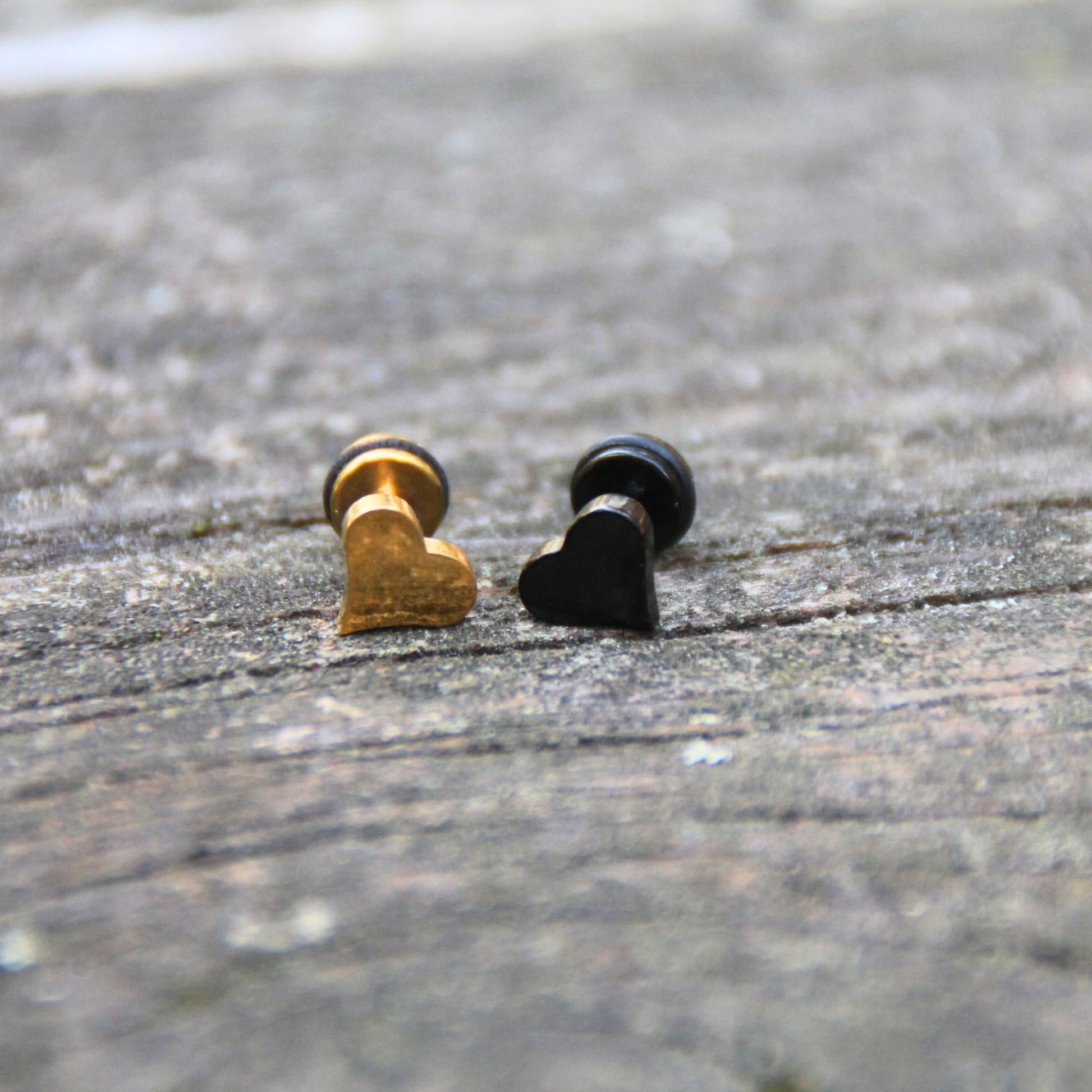 Boucles d'oreilles puces en forme de coeur doré ou noir spécial casque de moto