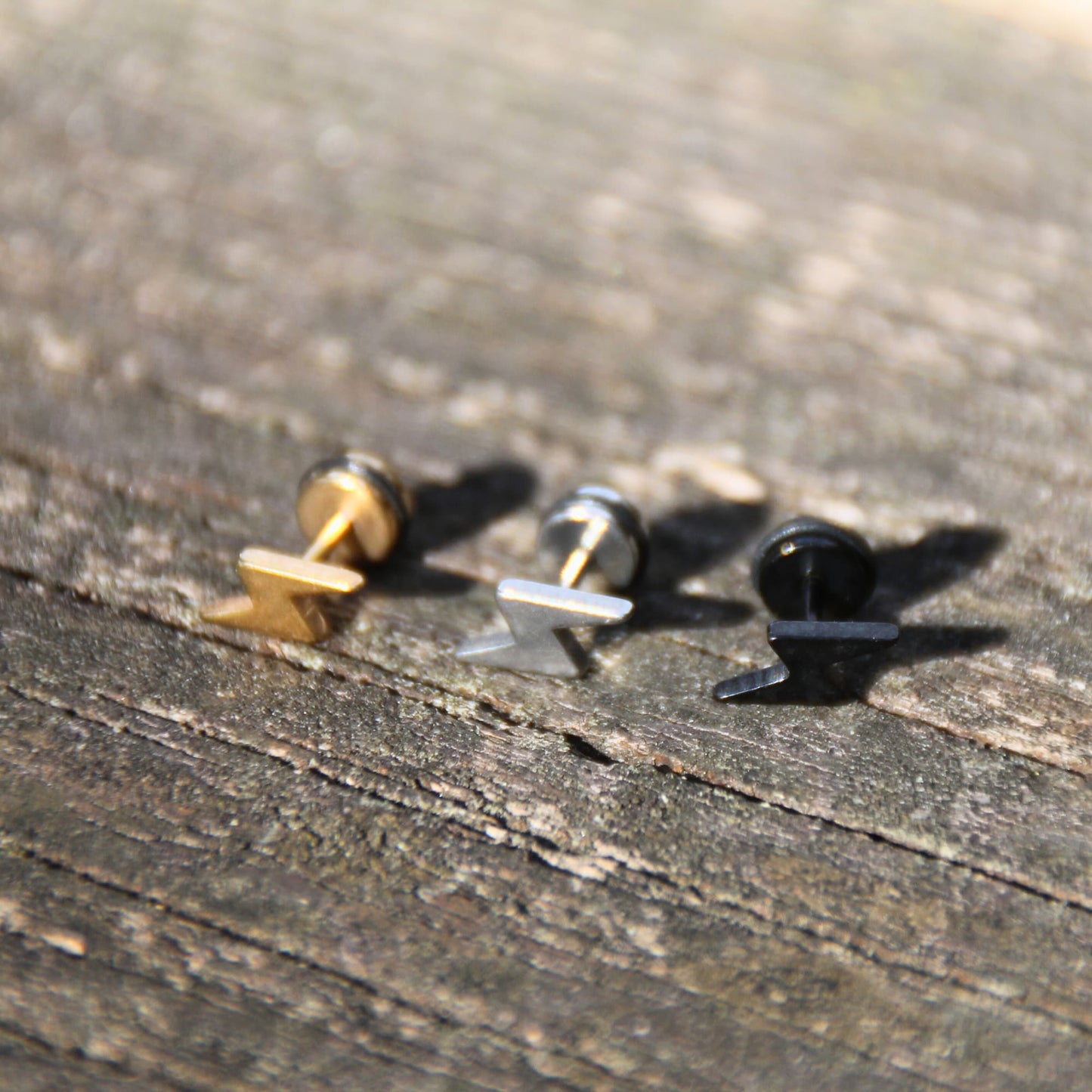 Boucles d'oreilles puces en acier inox en forme d'éclairs.. Argentées, dorées ou noires