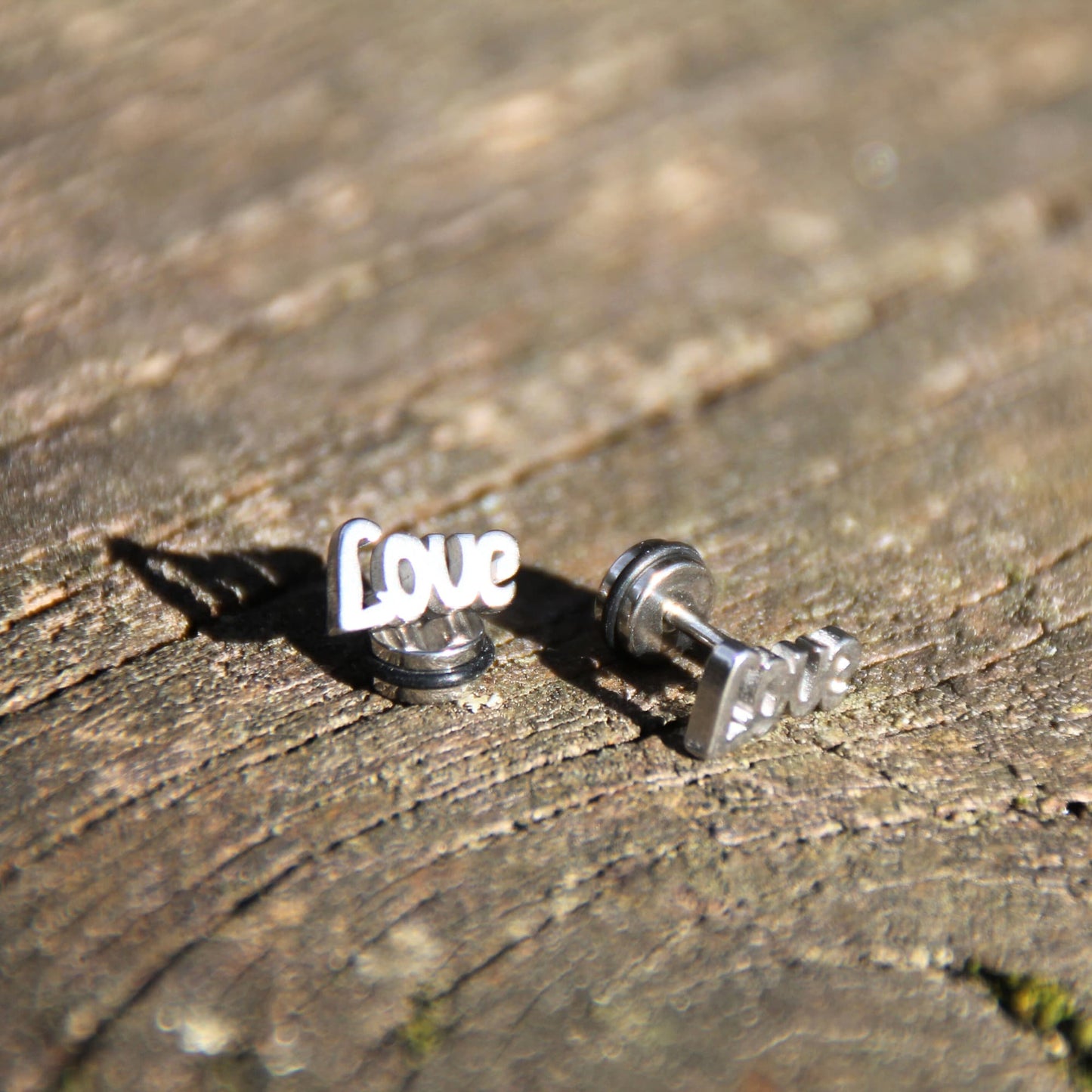 Boucles d'oreilles puces en acier inox LOVE. Couleur argentée. Cadeau motarde pour noel, saint valentin, anniversaire ou autre !