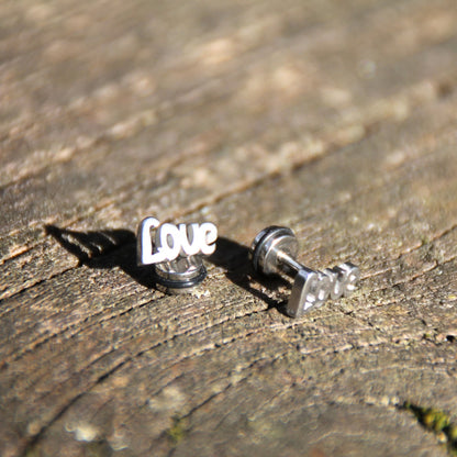 Boucles d'oreilles puces en acier inox LOVE. Couleur argentée. Cadeau motarde pour noel, saint valentin, anniversaire ou autre !