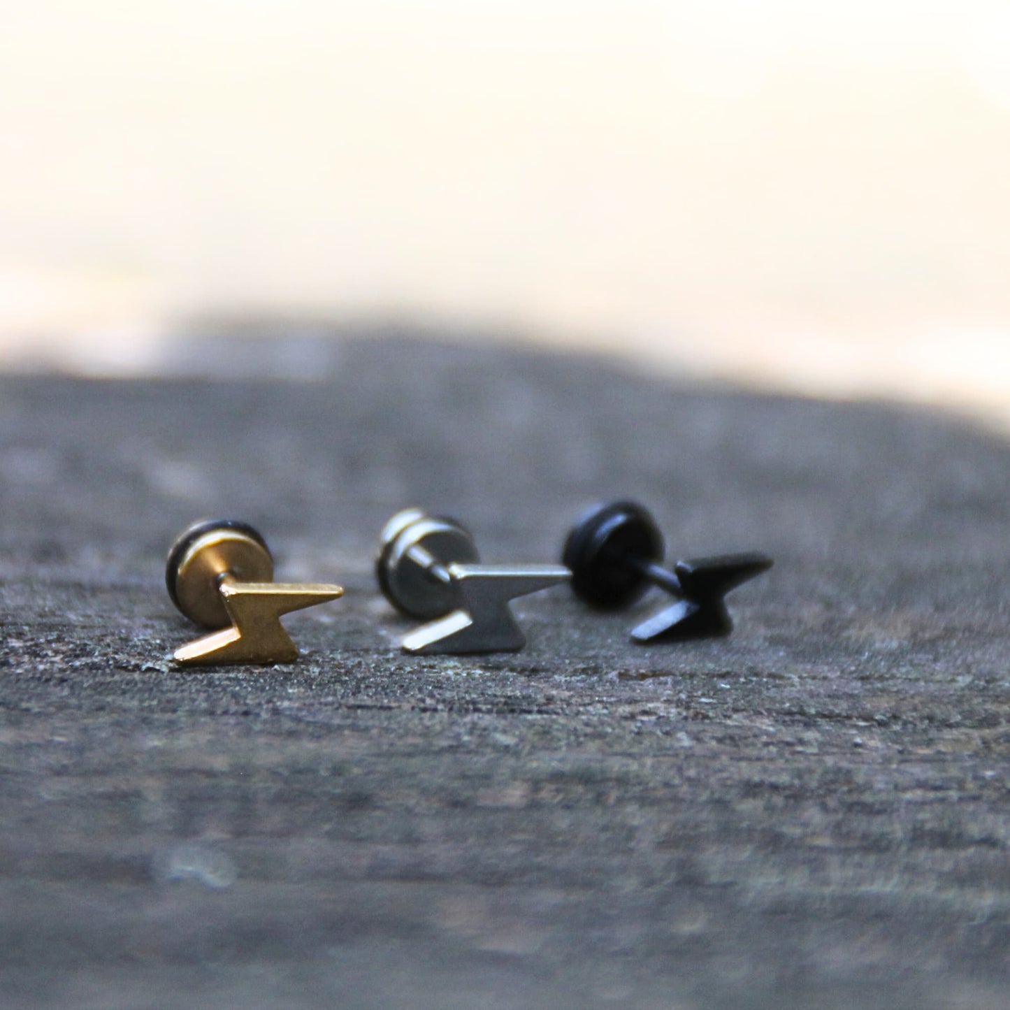 Boucles d'oreilles puces en acier inox en forme d'éclairs. Idéales pour porter sous un casque de moto