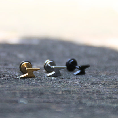 Boucles d'oreilles puces en acier inox en forme d'éclairs. Idéales pour porter sous un casque de moto
