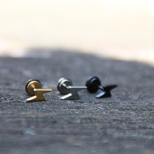 Boucles d'oreilles puces en acier inox en forme d'éclairs. Idéales pour porter sous un casque de moto