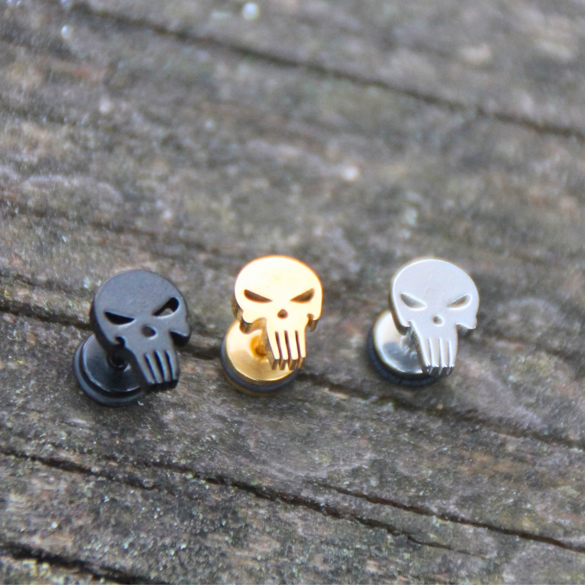 Boucles d'oreilles puces en acier inox en forme de tête de mort punisher. Cadeau motard parfait !