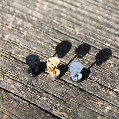 Boucles d'oreilles puces en acier inox en forme de tête de mort punisher. Noires, argentées ou dorées
