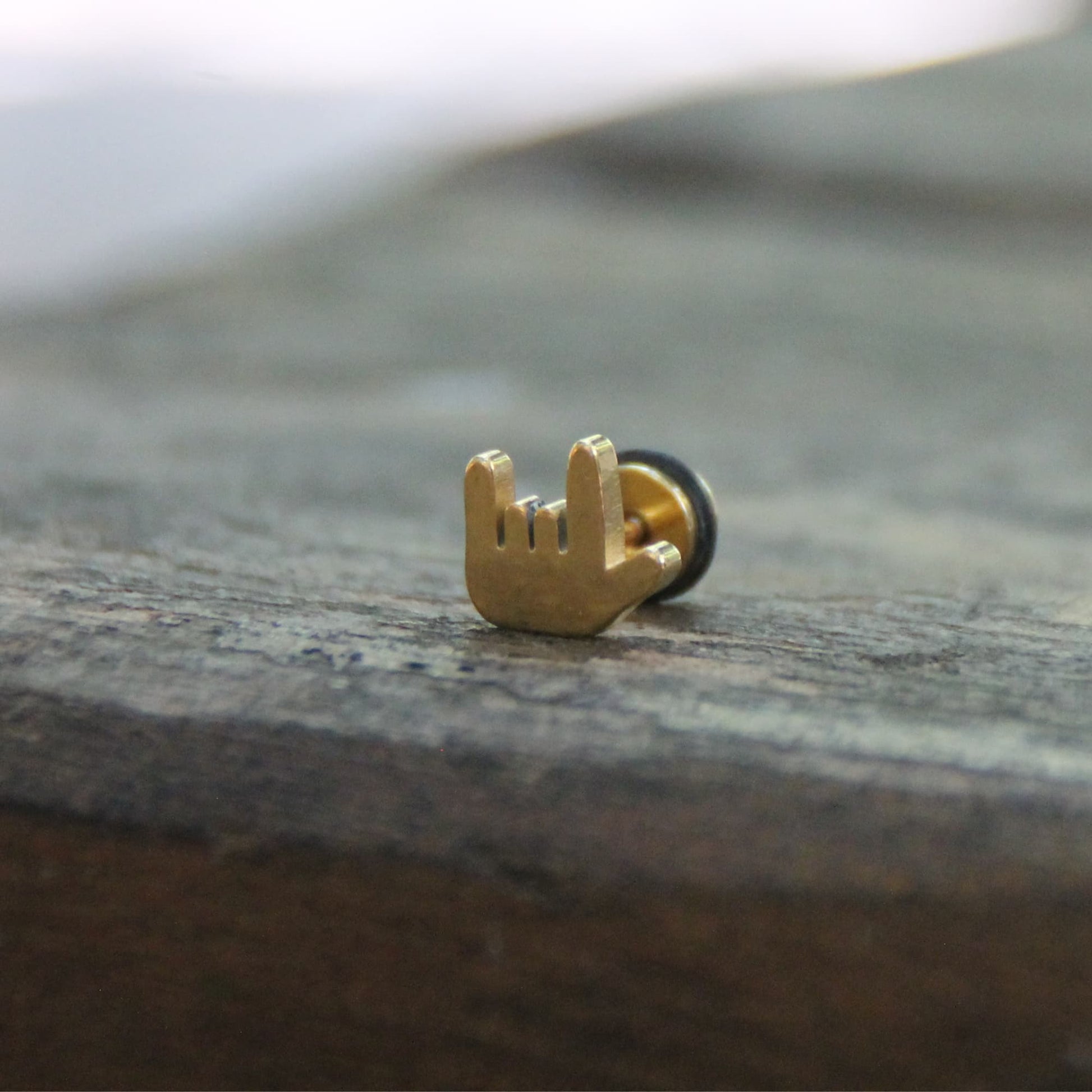 Signe rock en boucles d'oreilles dorées en acier inox pour motard