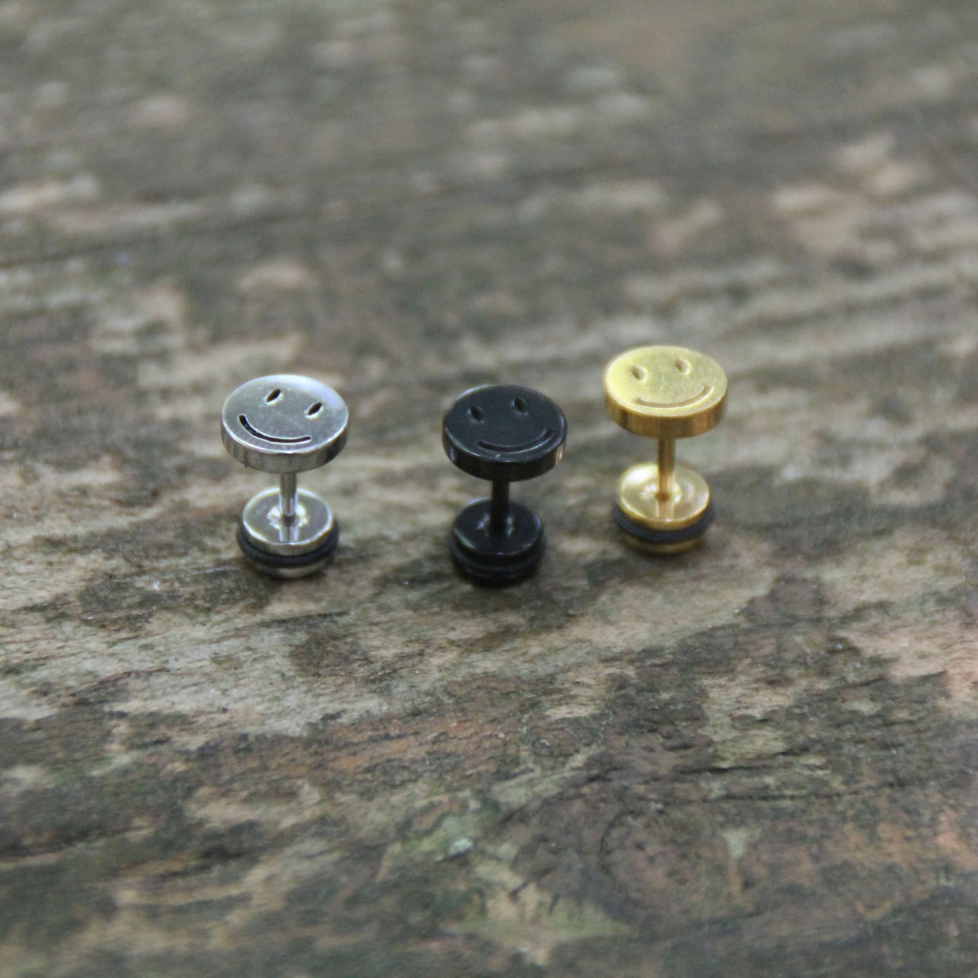 Boucles d'oreilles smiley acier inoxydable argent embout plat et vissé idéal pour casque de moto
