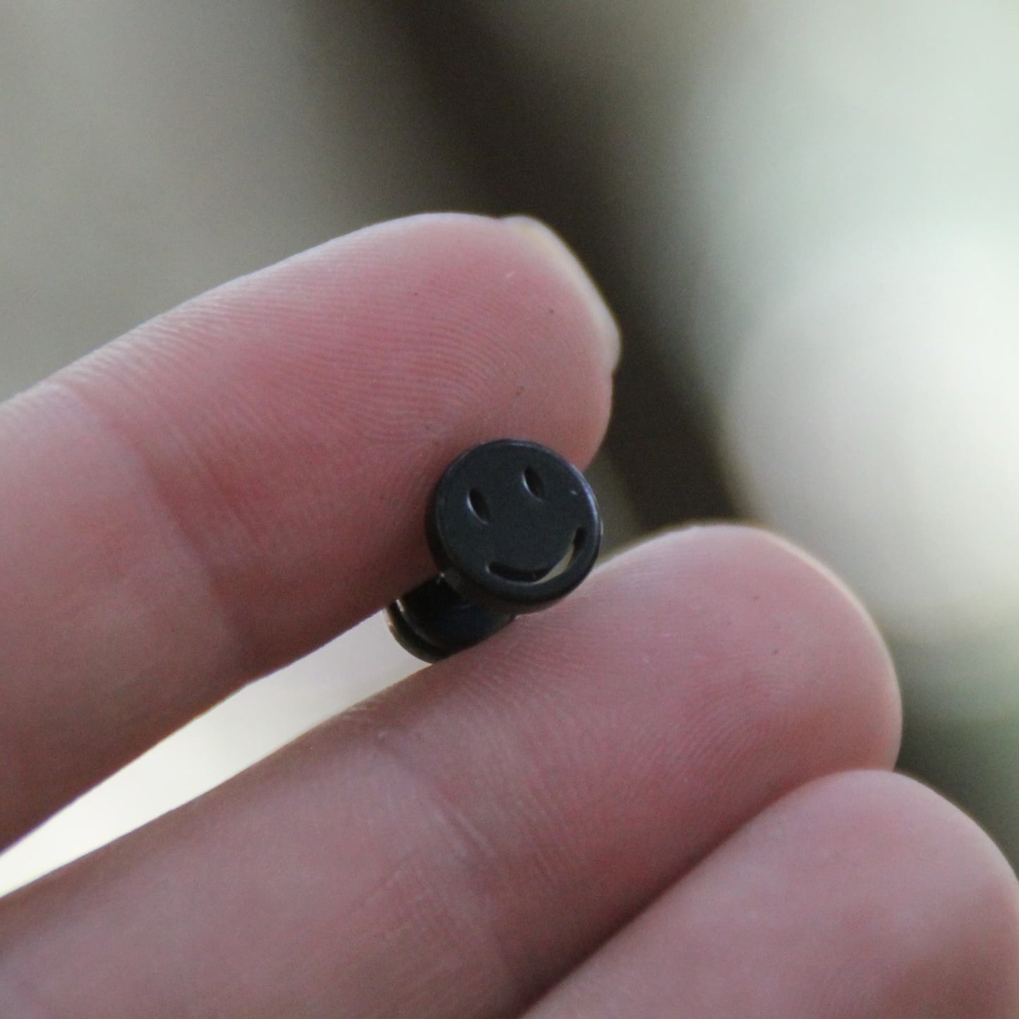 Boucles d'oreilles smiley acier inoxydable noir embout plat et vissé idéal pour motard