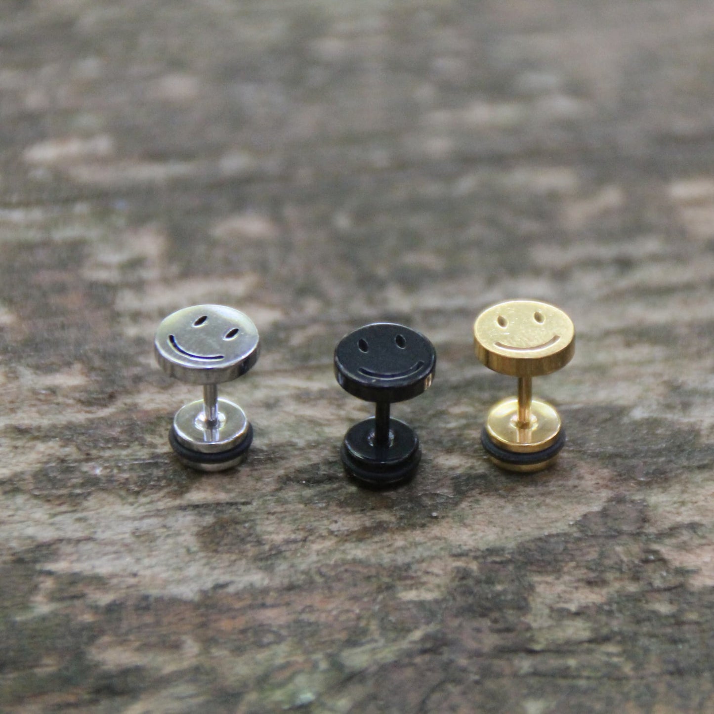 Boucles d'oreilles smiley acier inoxydable embout plat et vissé. Trois couleurs au choix