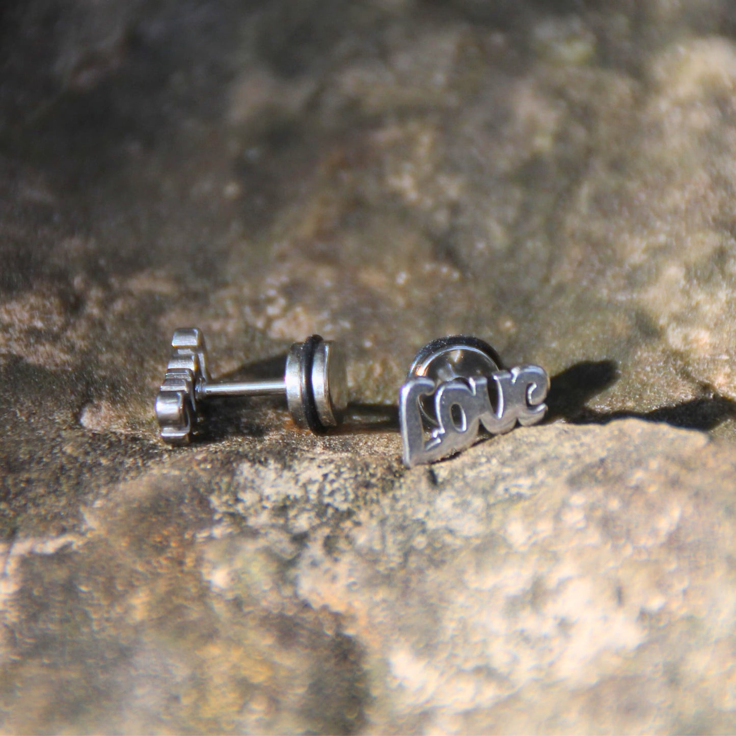 Boucles d'oreilles puces en acier inox LOVE. Embout plat et vissé, cadeau parfait pour motardes !