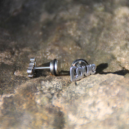 Boucles d'oreilles puces en acier inox LOVE. Embout plat et vissé, cadeau parfait pour motardes !