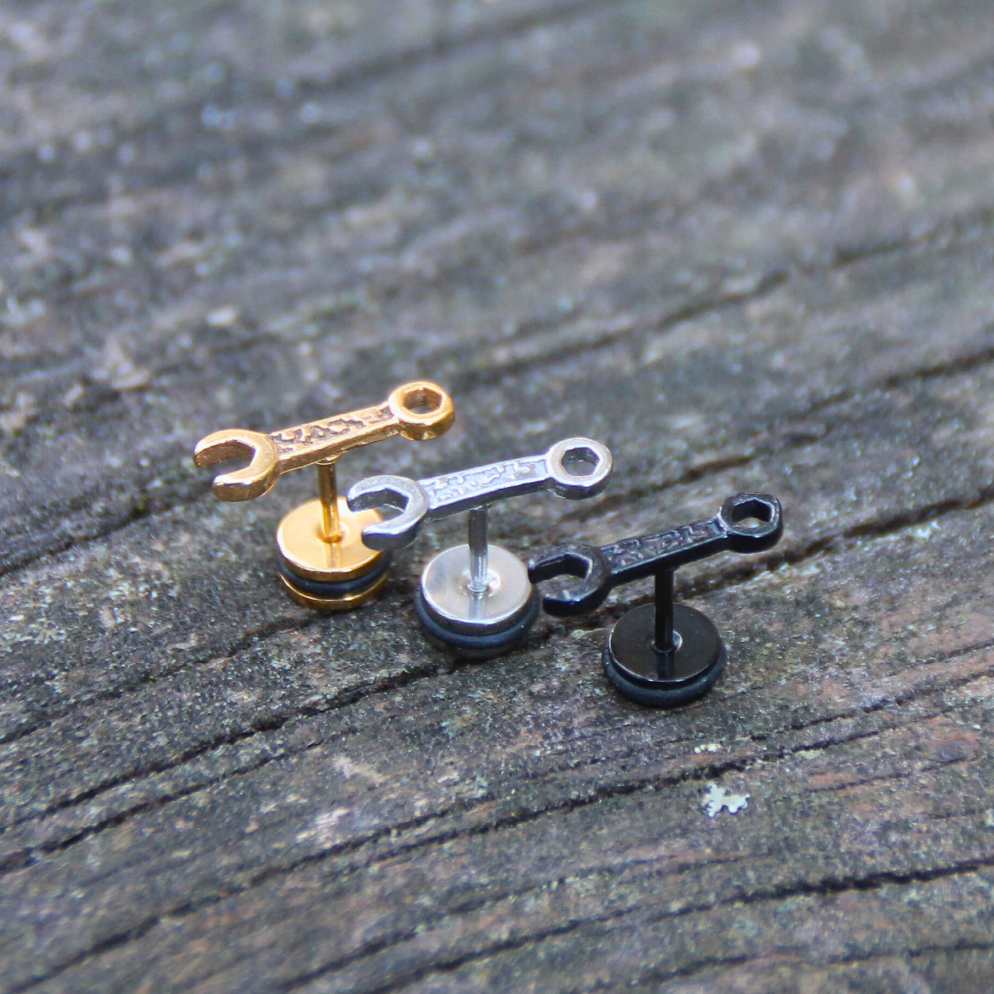 Boucles d'oreilles puces en acier inox en forme de clés mécaniques. Idée cadeau originale pour motard et motarde !